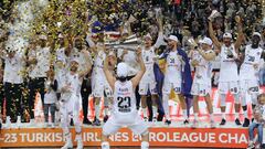 Real Madrid�s Spanish Guard Sergio Llull (C) raises the trophy as he and his teammates celebrate after winning the Euroleague basketball final four final match between Olympiacos Piraeus and Real Madrid in Kaunas, on May 21, 2023. (Photo by PETRAS MALUKAS / AFP) / ALTERNATIVE CROP