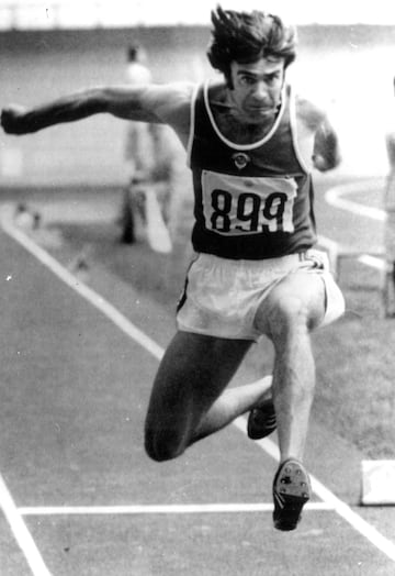 El atletismo arranc el a?o 2022 con la muerte, el 3 de enero, de una de sus leyendas: Viktor Saneyev. El entonces sovitico, nacido en Georgia en 1945, se proclam campen olmpico de triple salto en tres ediciones consecutivas, Mxico 1968, Mnich 1972 y Montreal 1976, a lo que a?adi una plata en Mosc 1980. Especialmente recordada es la final de Mxico, considerada la mejor de siempre, en la que tres atletas batieron cuatro veces el rcord del mundo. Saneyev se colg el oro con un salto de 17,39 metros, por delante del brasile?o Nelson Prudencio y el italiano Giuseppe Gentile. Falleci en Sdney (Australia), donde resida, a la edad de 77 a?os.