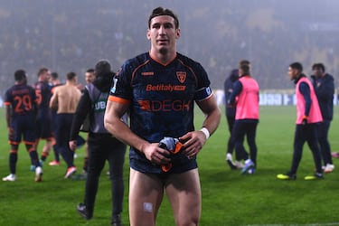 Canterano del Cremonese, actual conjunto que defiende en la Serie A, ha pasado por diferentes equipos de Italia como el Ascoli, Lecce, Vigor Carpaneto o Cuneo.