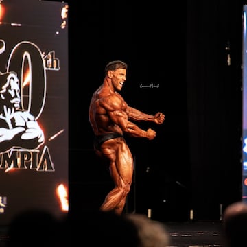 El joven culturista español nacido en Yecla, ciudad española perteneciente a la Región de Murcia, ha hecho historia en el mundo del culturismo tras acabar en el sexto puesto de la categoría Classic Physique en el Mr. Olympia 2024. Todo ello en su año de debut por lo que cobra aún más mérito.