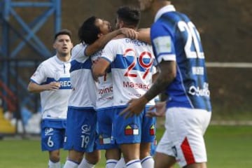 Futbol, Huachipato vs Universidad Catolica.
Campeonato de Clausura 2016/17
El jugador de Universidad Catolica, Carlos Espinosa, centro, celebra con sus companeros luego de convertir un gol contra Huachipato durante el partido de primera division en el estadio Cap en Talcahuano, Chile.
07/05/2017
Dragomir Yankovic/Photosport*****

Football, Huachipato vs Universidad Catolica.
Clousure Championship 2016/17
Universidad Catolica's player Carlos Espinosa, center, celebrates with teammates after scoring against Huachipato during the first division football match held at the Cap stadium in Talcahuano, Chile.
07/05/2017
Dragomir Yankovic//Photosport