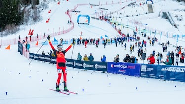 Oriol Cardona celebra su victoria en la carrera esprint de la Copa del Mundo de Courchevel en esquí de montaña.