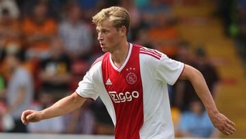 De Jong focused on Ajax despite PSG rumours - Ten Hag