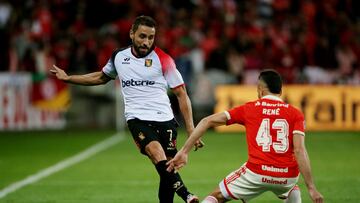 Soccer Football - Copa Sudamericana - Quarter Finals - Second Leg - Internacional v Melgar - Estadio Beira-Rio, Porto Alegre, Brazil - August 11, 2022 Melgar's Cristian Bordacahar in action with Internacional's Rene REUTERS/Diego Vara