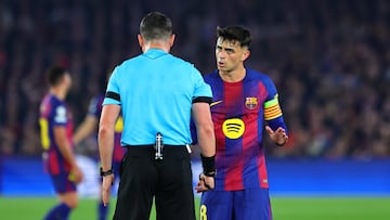 Pedri, con el brazalete de capitán, habla con István Kovács.