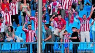 <b>CELEBRACIÓN. </b>Forlán celebra el primer gol del Atlético nada más comenzar el partido. El uruguayo tuvo fortuna pero su tanto encarrilaba el pase a la Champions.