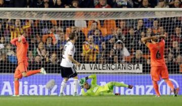 Luis Suárez y Xavi se lamentan de una ocasión.