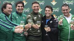 Joaqu&iacute;n, junto a Jos&eacute; Miguel L&oacute;pez Catal&aacute;n, &Aacute;ngel Haro, Rubi y Alexis, en el brindis navide&ntilde;o. 