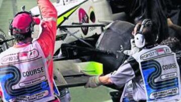 <b>DESTROZADO. </b>Así acabó el coche de Barrichello la calificación.