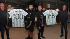 La AFA homenajea en Ezeiza a Messi y al Kun Agüero