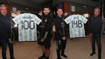 La AFA homenajea en Ezeiza a Messi y al Kun Agüero