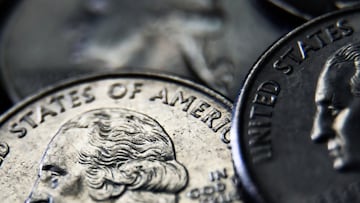 Estas monedas de 25 centavos de dólar pueden llegar a valer hasta $200 dólares debido a un error de acuñación. Descubre cómo puedes saber si tienes una.