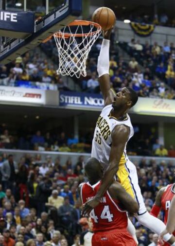 Espectacular mate del jugador de los Pacers Roy Hibbert ante la oposición del jugador de los Hawks Ivan Johnson.