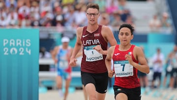 Paris 2024 Olympics - Modern Pentathlon - Men's SF A Laser Run - Chateau de Versailles, Versailles, France - August 09, 2024. Pavels Svecovs of Latvia and Emiliano Hernandez of Mexico in action. REUTERS/Zohra Bensemra