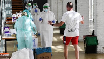 GR01.GRANADA, 7/07/20.- Un vecino se somete a una prueba PCR en el Centro de Interpretación de la Vega, ubicado en el núcleo de Belicena, peste martes. El Ayuntamiento de Vegas del Genil ha hecho un llamamiento para que quienes acudieran los pasados 2 y 3 de julio al velatorio y el entierro de una joven de ese municipio granadino celebrados en Santa Fe, cuyos familiares directos han dado positivo en la COVID-19, acudan a realizarse pruebas PCR. EFE/ Miguel Ángel Molina