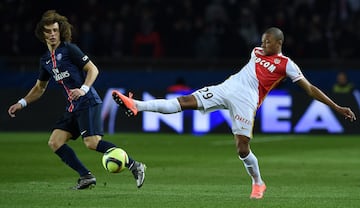 Kylian Mbappé disputando un partido de Ligue 1 con el Mónaco frente al PSG.