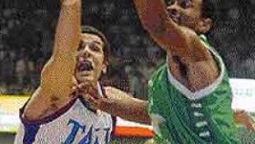 <b>BALÓN EN EL AIRE.</b> Corrales intenta taponar un tiro de Bullock.