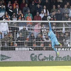 Jaume gana el debate en la portería del Valencia