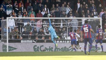 Jaume Domenech evita un gol del Eibar.