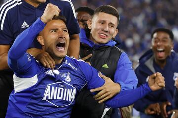 Larry Vázquez (i) de Millonarios celebra al ganar la serie de penaltis hoy, en la final de la Primera División del fútbol profesional colombiano ante Atlético Nacional en el estadio El Campín en Bogotá (Colombia).