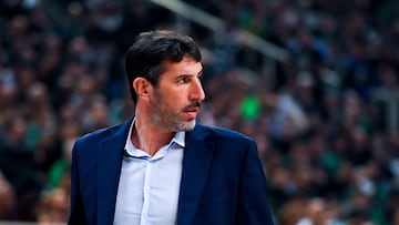 Athens (Greece), 23/11/2023.- Valencia's coach Alex Mumbru looks on during the EuroLeague basketball match between Panathinaikos and Valencia, in Athens, Greece, 23 November 2023 (Baloncesto, Euroliga, Grecia, Atenas) EFE/EPA/GEORGIA PANAGOPOULOU
