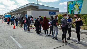 Chilean and Peruvian citizens wait to cross the border into Peru at the Chacalluta border crossing in Chacalluta, Chile, on May 1, 2022. - Chile reopened this Sunday land border crossings with Argentina, Bolivia and Peru that had been closed since March 17, 2020 as a preventive measure after the arrival of COVID-19 in the country, reported the Ministry of the Interior. (Photo by Cristian JAMETT / AFP)