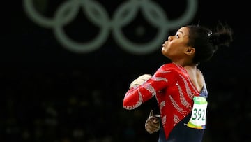 La gimnasta Gabrielle &#039;Gabby&#039; Douglas compite durante los Juegos Ol&iacute;mpicos de R&iacute;o 2016.