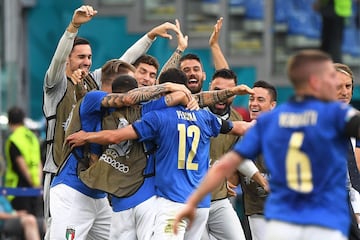 Los jugadores de Italia celebrando el gol 1-0 de Matteo Pessina