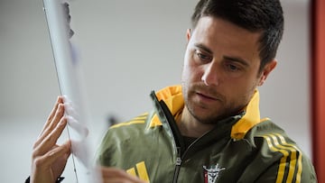 Alessio Lisci, técnico del Mirandés, durante una charla a sus jugadores.