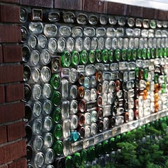 Recoge 60.000 botellas de cristal defectuosas en 1941 y construye una casa convertida en museo