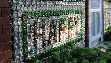Recoge 60.000 botellas de cristal defectuosas en 1941 y construye una casa convertida en museo