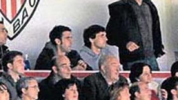 <b>EL SUFRIMIENTO DE LA PLANTILLA. </b>Las caras de Iturriaga, Alba, Dañobeitia, Garmendia, Prieto, Zubiaurre, Gurpegi y Orbaiz, tres de ellos con radio, lo dicen todo.