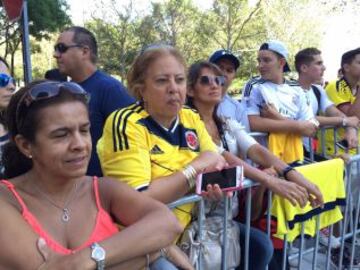 Aficionados colombianos esperan por los jugadores de la Selección en el Hotel W Hoboken.