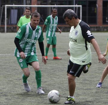 Los periodistas de Medellín se realizaron exámenes médicos e hicieron trabajos de gimnasio como si fueran un jugador verde. Después disputaron un partido en la sede deportiva.