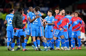 Geoffrey Kondogbia y Renan Lodi celebran la victoria tras finalizar el partido.