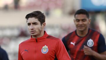 Isaac Brizuela en un entrenamiento con las Chivas.