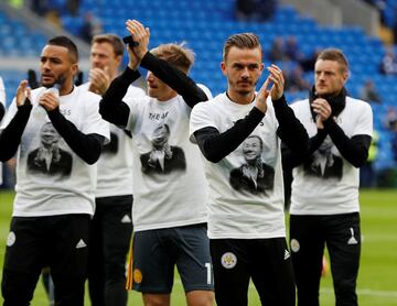 Los seguidores y la plantilla del Leicester han realizado un sentido homenaje a Vichai Srivaddhanaprabha antes del partido ante el Cardiff City.