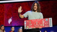 El exjugador espa&ntilde;ol Carles Puyol participa en el ensayo en v&iacute;speras del sorteo del Mundial de Rusia 2018.