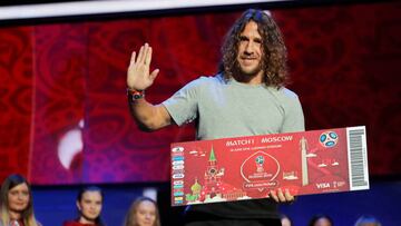 El exjugador español Carles Puyol participa en el ensayo en vísperas del sorteo del Mundial de Rusia 2018.