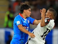 Soccer Football - FIFA Intercontinental Cup - Derby of the Americas - Cruz Azul v Flamengo - Ahmad Bin Ali Stadium, Al-Rayyan, Qatar - December 10, 2025 Cruz Azul's Luka Romero clashes with Flamengo's Nicolas de la Cruz REUTERS/Thaier Al-Sudani