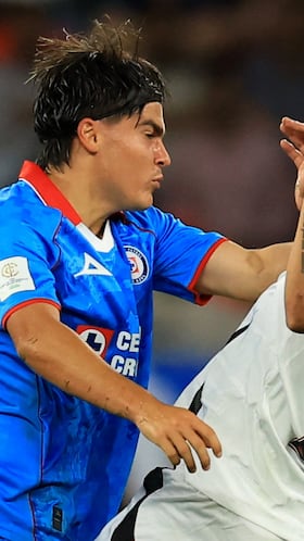 Soccer Football - FIFA Intercontinental Cup - Derby of the Americas - Cruz Azul v Flamengo - Ahmad Bin Ali Stadium, Al-Rayyan, Qatar - December 10, 2025 Cruz Azul's Luka Romero clashes with Flamengo's Nicolas de la Cruz REUTERS/Thaier Al-Sudani