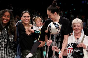 
El baloncesto es el deporte que uni a esta pareja. Marta, exjugadora de Girona o Phoenix Mercury, y Breanna, jugadora de New York Liberty de la WNBA, se conocieron cuando ambas militaban en el Dinamo Kursk, equipo de Rusia. 
