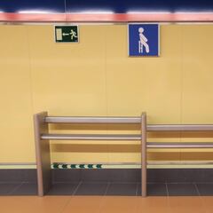 ¿Para qué sirven las barras metálicas que hay en las estaciones del Metro de Madrid?
