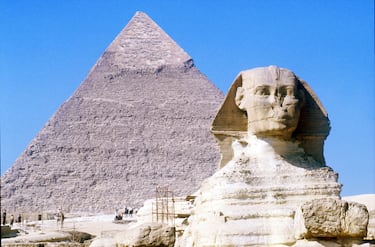 Se trata de la única maravilla del mundo antiguo que continua en pie hoy en día y es de lo más sorprendente si pensamos que tiene más de 4500 años. Se construyó entre el 2584 y el 2561 a.C. durante el reinado de Keops. Tiene una altura de 146 metros y una base de 230 y durante unos 3000 años fue la estructura construida por el hombre más alta del mundo.