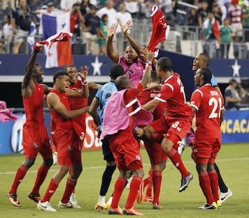 Debe este nombre a su uniforme, compuesto por camiseta, pantalones y medias de color rojo. Los antiguos uniformes de la Seleccin tenan el color azul pero ha ido desapareciendo de la equipacin con el paso de los a?os. Tambin son conocidos en algunos lugares como los Canaleros por el famoso Canal de Panam, que une el ocano Pacfico con el Atlntico.