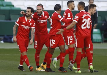 Los jugadores del Sevilla celebrando el gol de Suso 