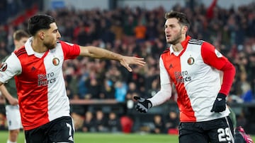 Santiago Giménez celebra su gol contra el Shakhtar en Europa League.