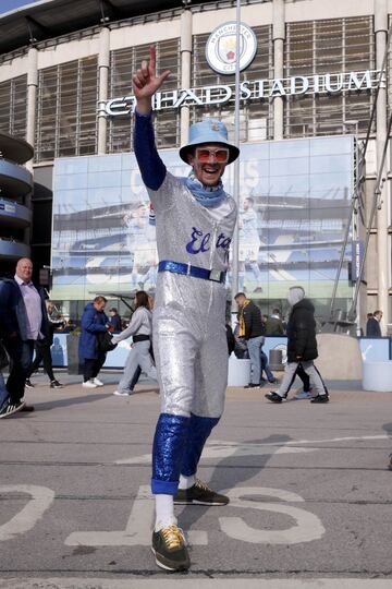 El Elton John del Etihad.