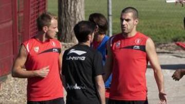 <b>REFERENTE. </b>Negredo habla con Marcelino ayer en la Ciudad Deportiva.