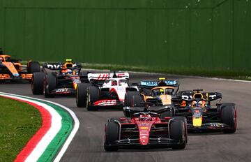 Charles Leclerc y Max Verstappen al comienzo durante el Sprint antes del Gran Premio de F1
